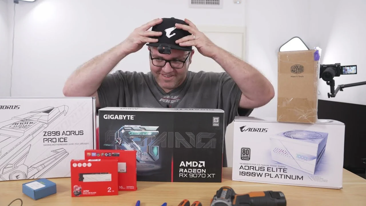 החלקים של המחשב על השולחן: לוח Z890 Aorus Pro Ice, RX 9070 XT וספק Aorus