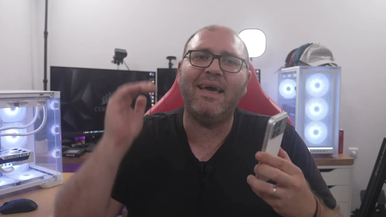 מישל מחזיק את ה-POCO F9 Pro הלבן