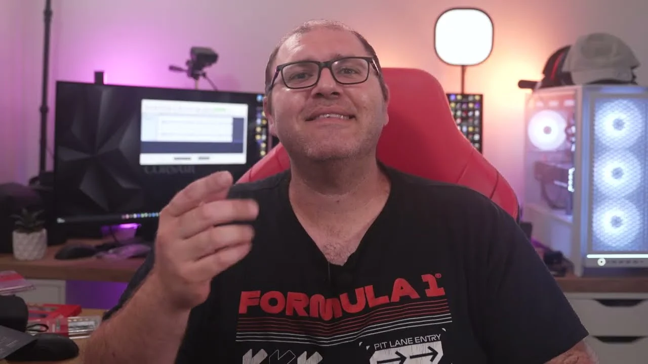 מישל מחזיק סטיק זיכרון