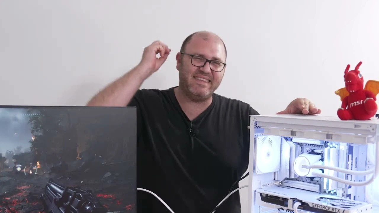 המחשב הלבן עם RTX 5070 Ti מקרוב